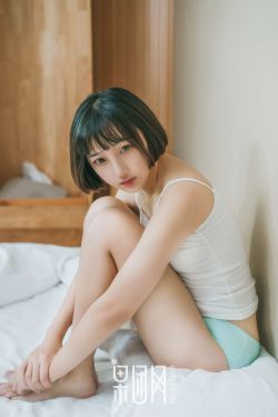 80后男子当爷爷目不转睛盯着小孙女